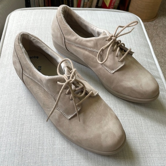 EASY SPIRIT Anti-Gravity Women's Casual Shoes Tan Suede Leather Tie Shoes Sz 8M - Picture 1 of 10